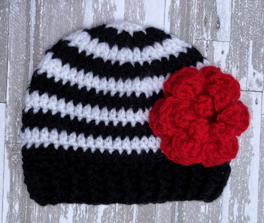 Striped beanie black and white